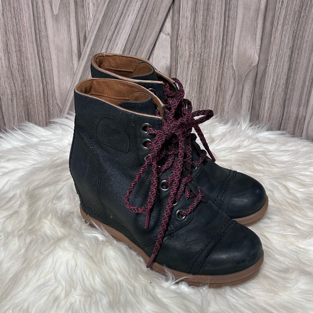 Sorel Black Lace Up Boots with Burgundy Laces -7.5 - Picture 6 of 11